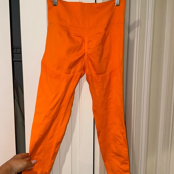 ORANGE BUTT SCRUNCH WORKOUT LEGGINGS - Picture 2 of 4